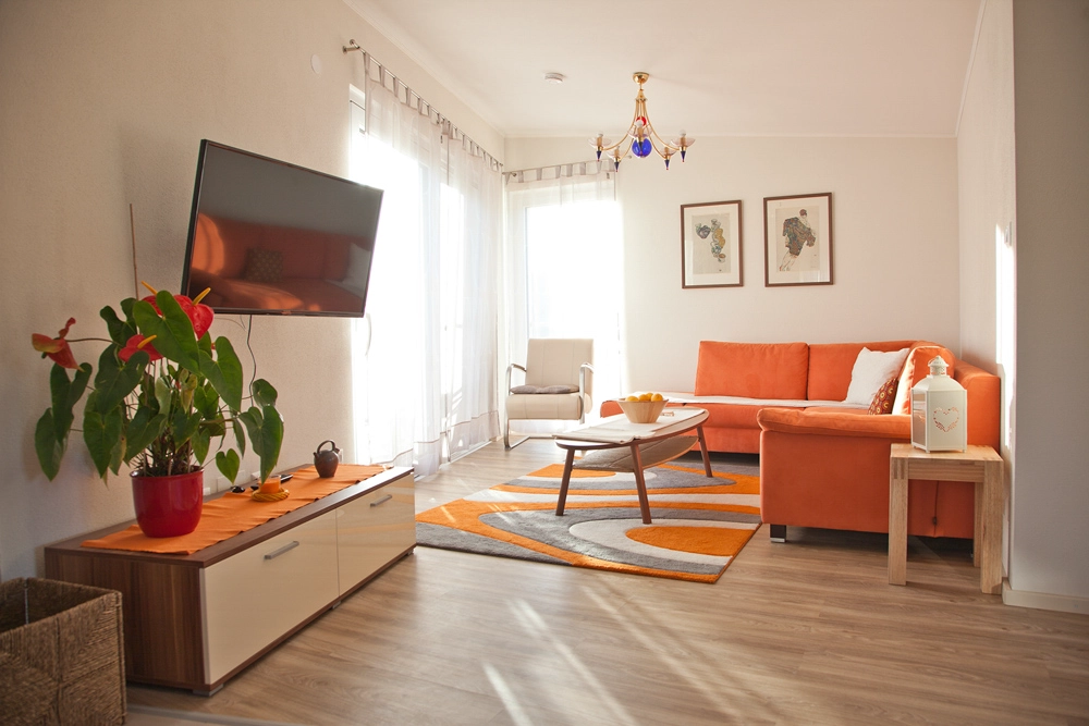 Ferienwohnung Greiler – Innenansicht eines lichtdurchfluteten Wohnzimmers einer Immobilie in Kärnten; übersichtliche Raumaufteilung.